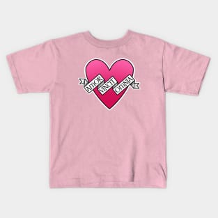 amor vincit omnia pink heart Kids T-Shirt